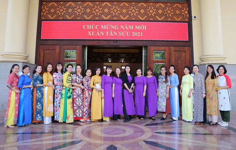 Nữ cán bộ, công chức, viên chức, người lao động Văn phòng UBND tỉnh thực hiện Tuần lễ Áo dài